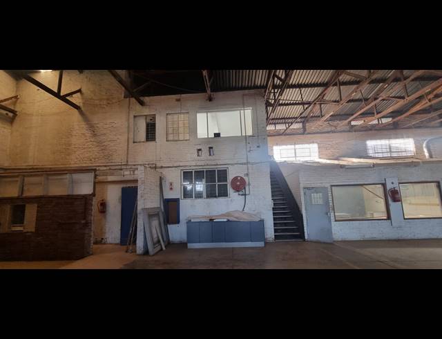 2,800M² WAREHOUSE FOR SALE IN VILLAGE DEEP